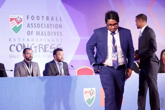 މެއި 31، 2016: ރާއްޖޭގެ ފުޓްބޯޅައިގެ މައި އިދާރާ (އެފްއޭއެމް)ގެ ކޮންގްރެސްގެ ތެރެއިން: މި ކޮންގްރެސްގައި އެފްއޭއެމްގެ ރައީސް ކަމަށް އަޙްމަދު ޠާރިޤު (ޓޮމް)ވަނީ  އިންތިހާބުކޮށްފައި -- ސަން ފޮޓޯ/ ފަޔާޒު މޫސާ