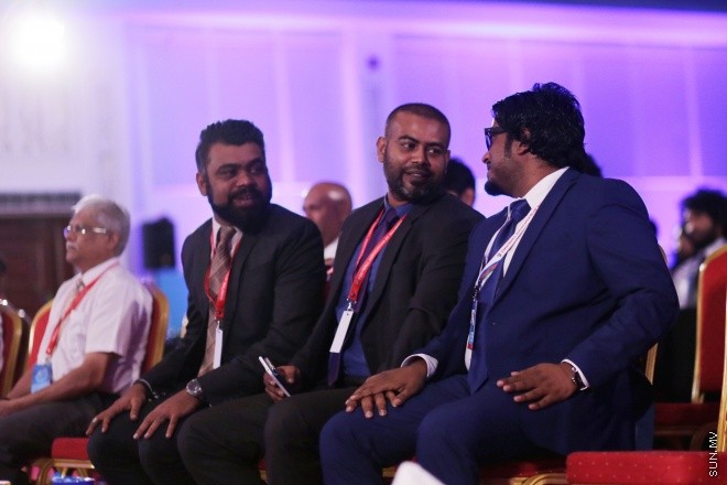 މެއި 31، 2016: ރާއްޖޭގެ ފުޓްބޯޅައިގެ މައި އިދާރާ (އެފްއޭއެމް)ގެ ކޮންގްރެސްގެ ތެރެއިން: މި ކޮންގްރެސްގައި އެފްއޭއެމްގެ ރައީސް ކަމަށް އަޙްމަދު ޠާރިޤު (ޓޮމް)ވަނީ  އިންތިހާބުކޮށްފައި -- ސަން ފޮޓޯ/ ފަޔާޒު މޫސާ