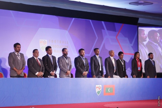 މެއި 31، 2016: ރާއްޖޭގެ ފުޓްބޯޅައިގެ މައި އިދާރާ (އެފްއޭއެމް)ގެ ކޮންގްރެސްގެ ތެރެއިން: މި ކޮންގްރެސްގައި އެފްއޭއެމްގެ ރައީސް ކަމަށް އަޙްމަދު ޠާރިޤު (ޓޮމް)ވަނީ  އިންތިހާބުކޮށްފައި -- ސަން ފޮޓޯ/ ފަޔާޒު މޫސާ