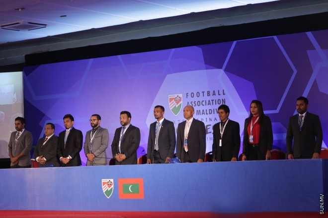މެއި 31، 2016: ރާއްޖޭގެ ފުޓްބޯޅައިގެ މައި އިދާރާ (އެފްއޭއެމް)ގެ ކޮންގްރެސްގެ ތެރެއިން: މި ކޮންގްރެސްގައި އެފްއޭއެމްގެ ރައީސް ކަމަށް އަޙްމަދު ޠާރިޤު (ޓޮމް)ވަނީ  އިންތިހާބުކޮށްފައި -- ސަން ފޮޓޯ/ ފަޔާޒު މޫސާ