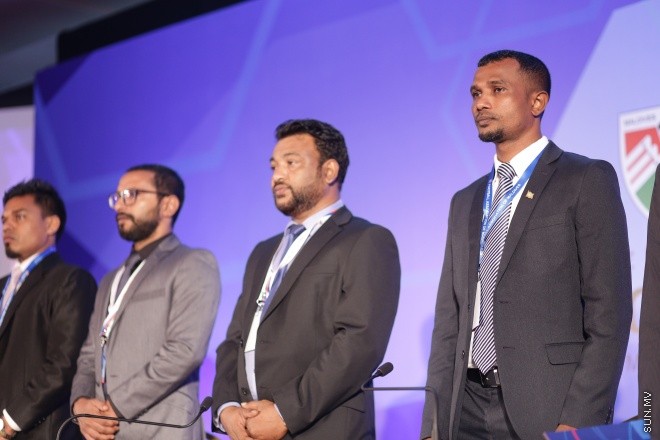 މެއި 31، 2016: ރާއްޖޭގެ ފުޓްބޯޅައިގެ މައި އިދާރާ (އެފްއޭއެމް)ގެ ކޮންގްރެސްގެ ތެރެއިން: މި ކޮންގްރެސްގައި އެފްއޭއެމްގެ ރައީސް ކަމަށް އަޙްމަދު ޠާރިޤު (ޓޮމް)ވަނީ  އިންތިހާބުކޮށްފައި -- ސަން ފޮޓޯ/ ފަޔާޒު މޫސާ