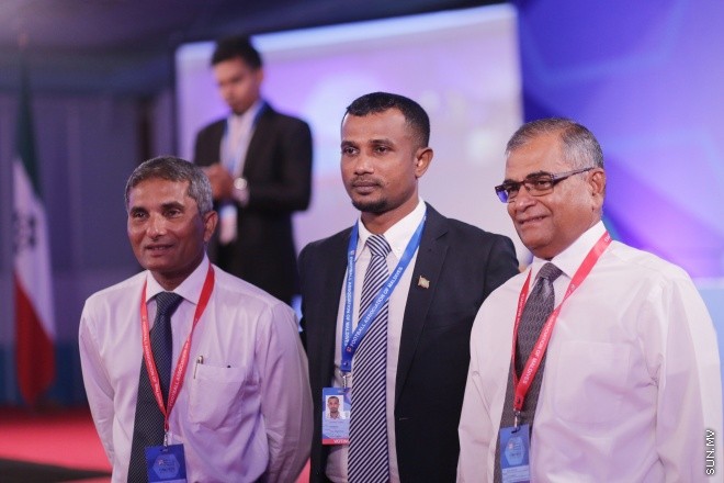 މެއި 31، 2016: ރާއްޖޭގެ ފުޓްބޯޅައިގެ މައި އިދާރާ (އެފްއޭއެމް)ގެ ކޮންގްރެސްގެ ތެރެއިން: މި ކޮންގްރެސްގައި އެފްއޭއެމްގެ ރައީސް ކަމަށް އަޙްމަދު ޠާރިޤު (ޓޮމް)ވަނީ  އިންތިހާބުކޮށްފައި -- ސަން ފޮޓޯ/ ފަޔާޒު މޫސާ