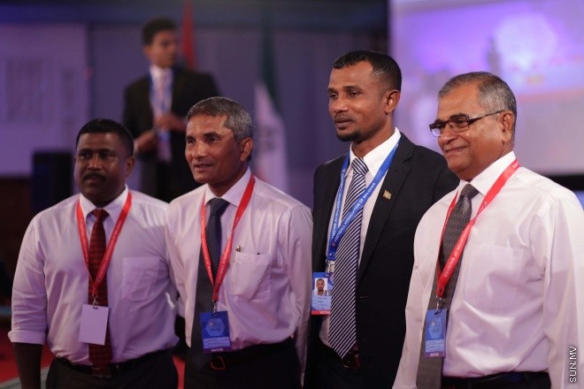 މެއި 31، 2016: ރާއްޖޭގެ ފުޓްބޯޅައިގެ މައި އިދާރާ (އެފްއޭއެމް)ގެ ކޮންގްރެސްގެ ތެރެއިން: މި ކޮންގްރެސްގައި އެފްއޭއެމްގެ ރައީސް ކަމަށް އަޙްމަދު ޠާރިޤު (ޓޮމް)ވަނީ  އިންތިހާބުކޮށްފައި -- ސަން ފޮޓޯ/ ފަޔާޒު މޫސާ