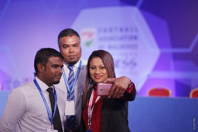 މެއި 31، 2016: ރާއްޖޭގެ ފުޓްބޯޅައިގެ މައި އިދާރާ (އެފްއޭއެމް)ގެ ކޮންގްރެސްގެ ތެރެއިން: މި ކޮންގްރެސްގައި އެފްއޭއެމްގެ ރައީސް ކަމަށް އަޙްމަދު ޠާރިޤު (ޓޮމް)ވަނީ  އިންތިހާބުކޮށްފައި -- ސަން ފޮޓޯ/ ފަޔާޒު މޫސާ