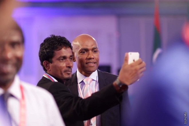 މެއި 31، 2016: ރާއްޖޭގެ ފުޓްބޯޅައިގެ މައި އިދާރާ (އެފްއޭއެމް)ގެ ކޮންގްރެސްގެ ތެރެއިން: މި ކޮންގްރެސްގައި އެފްއޭއެމްގެ ރައީސް ކަމަށް އަޙްމަދު ޠާރިޤު (ޓޮމް)ވަނީ  އިންތިހާބުކޮށްފައި -- ސަން ފޮޓޯ/ ފަޔާޒު މޫސާ
