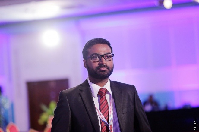 މެއި 31، 2016: ރާއްޖޭގެ ފުޓްބޯޅައިގެ މައި އިދާރާ (އެފްއޭއެމް)ގެ ކޮންގްރެސްގެ ތެރެއިން: މި ކޮންގްރެސްގައި އެފްއޭއެމްގެ ރައީސް ކަމަށް އަޙްމަދު ޠާރިޤު (ޓޮމް)ވަނީ  އިންތިހާބުކޮށްފައި -- ސަން ފޮޓޯ/ ފަޔާޒު މޫސާ