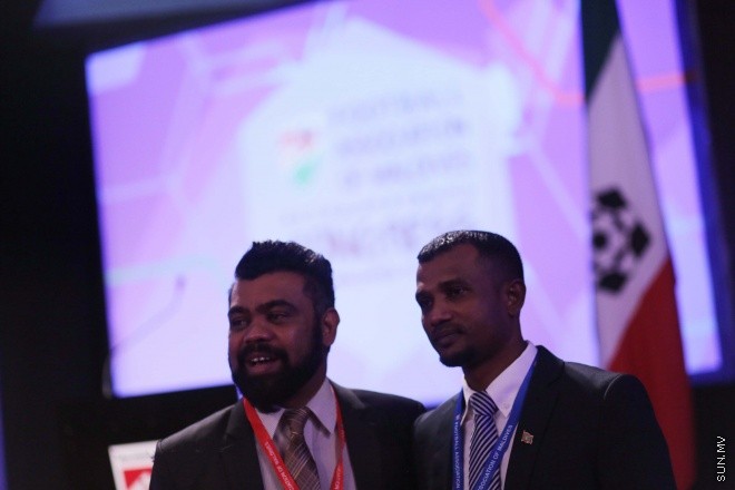 މެއި 31، 2016: ރާއްޖޭގެ ފުޓްބޯޅައިގެ މައި އިދާރާ (އެފްއޭއެމް)ގެ ކޮންގްރެސްގެ ތެރެއިން: މި ކޮންގްރެސްގައި އެފްއޭއެމްގެ ރައީސް ކަމަށް އަޙްމަދު ޠާރިޤު (ޓޮމް)ވަނީ  އިންތިހާބުކޮށްފައި -- ސަން ފޮޓޯ/ ފަޔާޒު މޫސާ