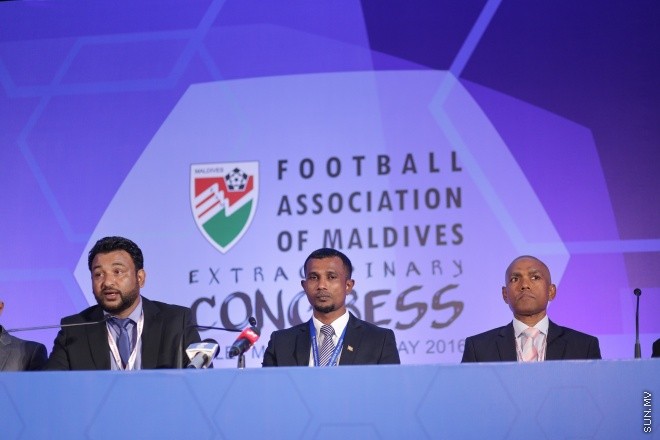 މެއި 31، 2016: ރާއްޖޭގެ ފުޓްބޯޅައިގެ މައި އިދާރާ (އެފްއޭއެމް)ގެ ކޮންގްރެސްގެ ތެރެއިން: މި ކޮންގްރެސްގައި އެފްއޭއެމްގެ ރައީސް ކަމަށް އަޙްމަދު ޠާރިޤު (ޓޮމް)ވަނީ  އިންތިހާބުކޮށްފައި -- ސަން ފޮޓޯ/ ފަޔާޒު މޫސާ
