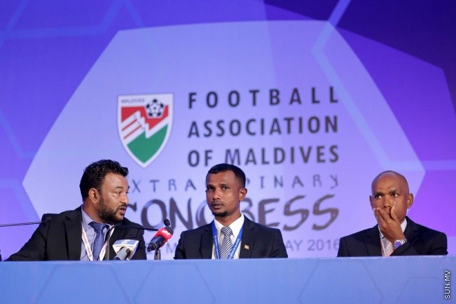 މެއި 31، 2016: ރާއްޖޭގެ ފުޓްބޯޅައިގެ މައި އިދާރާ (އެފްއޭއެމް)ގެ ކޮންގްރެސްގެ ތެރެއިން: މި ކޮންގްރެސްގައި އެފްއޭއެމްގެ ރައީސް ކަމަށް އަޙްމަދު ޠާރިޤު (ޓޮމް)ވަނީ  އިންތިހާބުކޮށްފައި -- ސަން ފޮޓޯ/ ފަޔާޒު މޫސާ