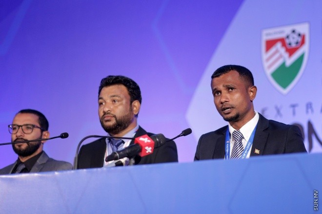މެއި 31، 2016: ރާއްޖޭގެ ފުޓްބޯޅައިގެ މައި އިދާރާ (އެފްއޭއެމް)ގެ ކޮންގްރެސްގެ ތެރެއިން: މި ކޮންގްރެސްގައި އެފްއޭއެމްގެ ރައީސް ކަމަށް އަޙްމަދު ޠާރިޤު (ޓޮމް)ވަނީ  އިންތިހާބުކޮށްފައި -- ސަން ފޮޓޯ/ ފަޔާޒު މޫސާ