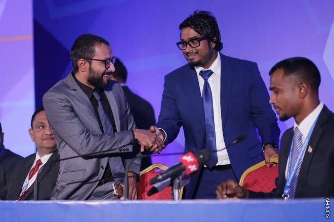 މެއި 31، 2016: ރާއްޖޭގެ ފުޓްބޯޅައިގެ މައި އިދާރާ (އެފްއޭއެމް)ގެ ކޮންގްރެސްގެ ތެރެއިން: މި ކޮންގްރެސްގައި އެފްއޭއެމްގެ ރައީސް ކަމަށް އަޙްމަދު ޠާރިޤު (ޓޮމް)ވަނީ  އިންތިހާބުކޮށްފައި -- ސަން ފޮޓޯ/ ފަޔާޒު މޫސާ
