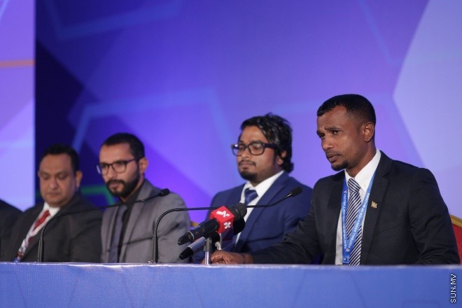 މެއި 31، 2016: ރާއްޖޭގެ ފުޓްބޯޅައިގެ މައި އިދާރާ (އެފްއޭއެމް)ގެ ކޮންގްރެސްގެ ތެރެއިން: މި ކޮންގްރެސްގައި އެފްއޭއެމްގެ ރައީސް ކަމަށް އަޙްމަދު ޠާރިޤު (ޓޮމް)ވަނީ  އިންތިހާބުކޮށްފައި -- ސަން ފޮޓޯ/ ފަޔާޒު މޫސާ