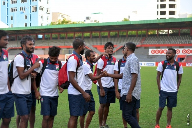 މެއި 31، 2016: އެފްއޭއެމްގެ ރައީސް ކަމުގެ މަގާމަށް މުހައްމަދު ތާރިގު (ޓޮމް) އިންތިހާބުވުމަށްފަހު ފުރަތަމަ ފަހަރަށް ގައުމީ ޓީމާ ބައްދަލު ކުރެއްވުން: ޓީމުގެ ކުޅުންތެރިންނަށް ހިތްވަރު ދެއްވައި ޔަމަންއާ ދެކޮޅަށް ކުޅޭ މެޗުގައި ކާމިޔާބު ހޯދުމަށް އެދިވަޑައިގެންނެވި-- ސަން ފޮޓޯ/ ޔޫސުފް ސޮފްވާން