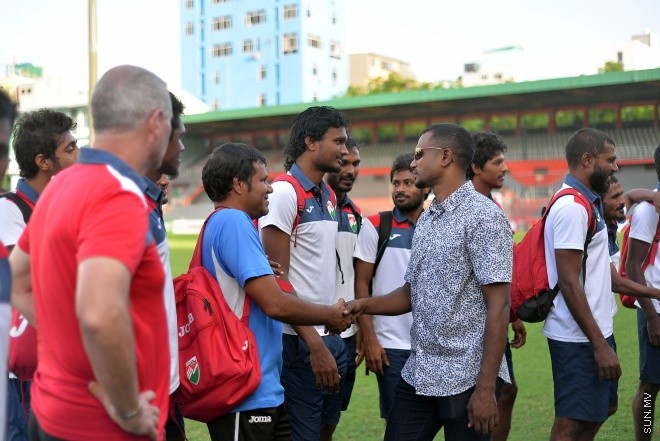 މެއި 31، 2016: އެފްއޭއެމްގެ ރައީސް ކަމުގެ މަގާމަށް މުހައްމަދު ތާރިގު (ޓޮމް) އިންތިހާބުވުމަށްފަހު ފުރަތަމަ ފަހަރަށް ގައުމީ ޓީމާ ބައްދަލު ކުރެއްވުން: ޓީމުގެ ކުޅުންތެރިންނަށް ހިތްވަރު ދެއްވައި ޔަމަންއާ ދެކޮޅަށް ކުޅޭ މެޗުގައި ކާމިޔާބު ހޯދުމަށް އެދިވަޑައިގެންނެވި-- ސަން ފޮޓޯ/ ޔޫސުފް ސޮފްވާން