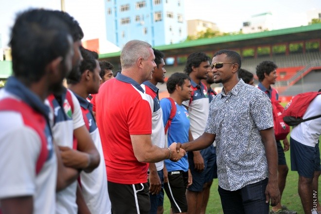 މެއި 31، 2016: އެފްއޭއެމްގެ ރައީސް ކަމުގެ މަގާމަށް މުހައްމަދު ތާރިގު (ޓޮމް) އިންތިހާބުވުމަށްފަހު ފުރަތަމަ ފަހަރަށް ގައުމީ ޓީމާ ބައްދަލު ކުރެއްވުން: ޓީމުގެ ކުޅުންތެރިންނަށް ހިތްވަރު ދެއްވައި ޔަމަންއާ ދެކޮޅަށް ކުޅޭ މެޗުގައި ކާމިޔާބު ހޯދުމަށް އެދިވަޑައިގެންނެވި-- ސަން ފޮޓޯ/ ޔޫސުފް ސޮފްވާން