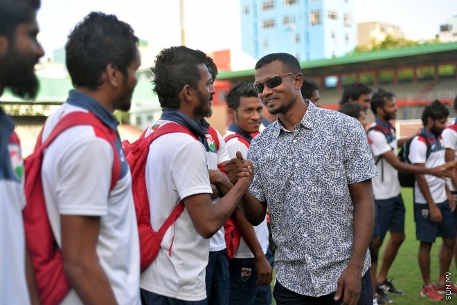 މެއި 31، 2016: އެފްއޭއެމްގެ ރައީސް ކަމުގެ މަގާމަށް މުހައްމަދު ތާރިގު (ޓޮމް) އިންތިހާބުވުމަށްފަހު ފުރަތަމަ ފަހަރަށް ގައުމީ ޓީމާ ބައްދަލު ކުރެއްވުން: ޓީމުގެ ކުޅުންތެރިންނަށް ހިތްވަރު ދެއްވައި ޔަމަންއާ ދެކޮޅަށް ކުޅޭ މެޗުގައި ކާމިޔާބު ހޯދުމަށް އެދިވަޑައިގެންނެވި-- ސަން ފޮޓޯ/ ޔޫސުފް ސޮފްވާން