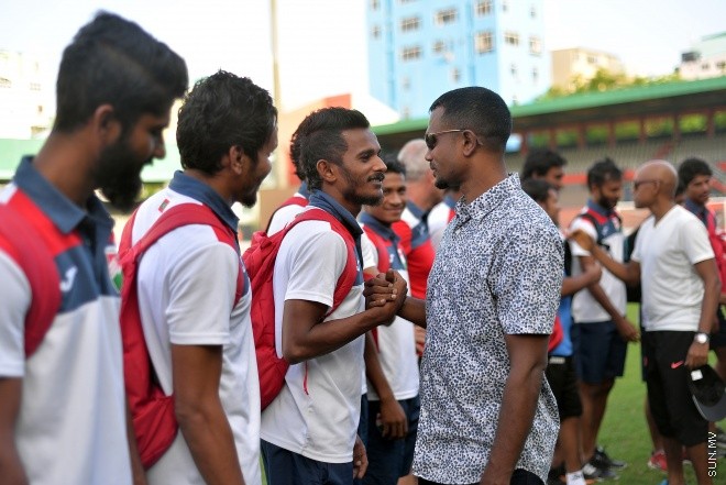 މެއި 31، 2016: އެފްއޭއެމްގެ ރައީސް ކަމުގެ މަގާމަށް މުހައްމަދު ތާރިގު (ޓޮމް) އިންތިހާބުވުމަށްފަހު ފުރަތަމަ ފަހަރަށް ގައުމީ ޓީމާ ބައްދަލު ކުރެއްވުން: ޓީމުގެ ކުޅުންތެރިންނަށް ހިތްވަރު ދެއްވައި ޔަމަންއާ ދެކޮޅަށް ކުޅޭ މެޗުގައި ކާމިޔާބު ހޯދުމަށް އެދިވަޑައިގެންނެވި-- ސަން ފޮޓޯ/ ޔޫސުފް ސޮފްވާން