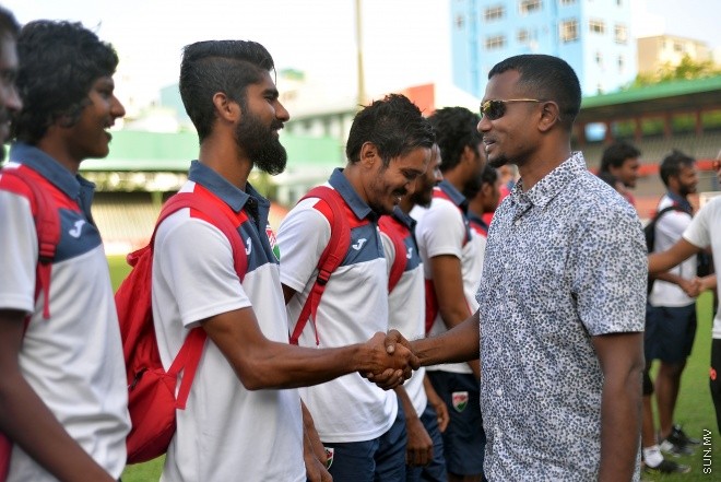 މެއި 31، 2016: އެފްއޭއެމްގެ ރައީސް ކަމުގެ މަގާމަށް މުހައްމަދު ތާރިގު (ޓޮމް) އިންތިހާބުވުމަށްފަހު ފުރަތަމަ ފަހަރަށް ގައުމީ ޓީމާ ބައްދަލު ކުރެއްވުން: ޓީމުގެ ކުޅުންތެރިންނަށް ހިތްވަރު ދެއްވައި ޔަމަންއާ ދެކޮޅަށް ކުޅޭ މެޗުގައި ކާމިޔާބު ހޯދުމަށް އެދިވަޑައިގެންނެވި-- ސަން ފޮޓޯ/ ޔޫސުފް ސޮފްވާން