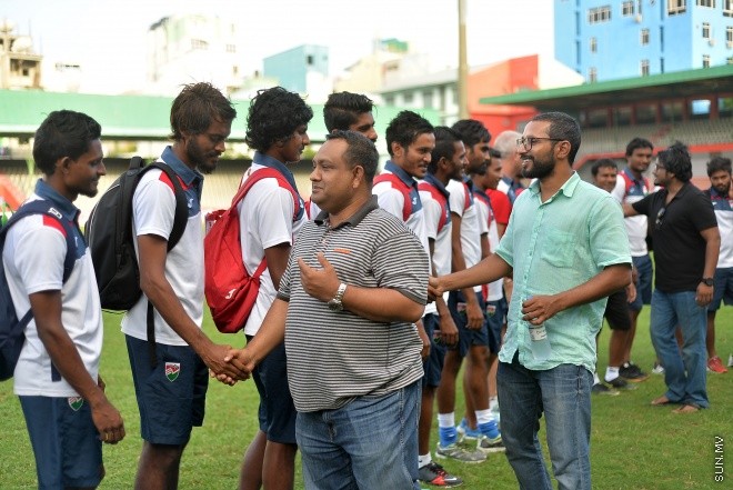 މެއި 31، 2016: އެފްއޭއެމްގެ ރައީސް ކަމުގެ މަގާމަށް މުހައްމަދު ތާރިގު (ޓޮމް) އިންތިހާބުވުމަށްފަހު ފުރަތަމަ ފަހަރަށް ގައުމީ ޓީމާ ބައްދަލު ކުރެއްވުން: ޓީމުގެ ކުޅުންތެރިންނަށް ހިތްވަރު ދެއްވައި ޔަމަންއާ ދެކޮޅަށް ކުޅޭ މެޗުގައި ކާމިޔާބު ހޯދުމަށް އެދިވަޑައިގެންނެވި-- ސަން ފޮޓޯ/ ޔޫސުފް ސޮފްވާން