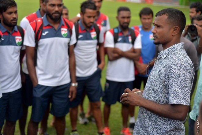 މެއި 31، 2016: އެފްއޭއެމްގެ ރައީސް ކަމުގެ މަގާމަށް މުހައްމަދު ތާރިގު (ޓޮމް) އިންތިހާބުވުމަށްފަހު ފުރަތަމަ ފަހަރަށް ގައުމީ ޓީމާ ބައްދަލު ކުރެއްވުން: ޓީމުގެ ކުޅުންތެރިންނަށް ހިތްވަރު ދެއްވައި ޔަމަންއާ ދެކޮޅަށް ކުޅޭ މެޗުގައި ކާމިޔާބު ހޯދުމަށް އެދިވަޑައިގެންނެވި-- ސަން ފޮޓޯ/ ޔޫސުފް ސޮފްވާން
