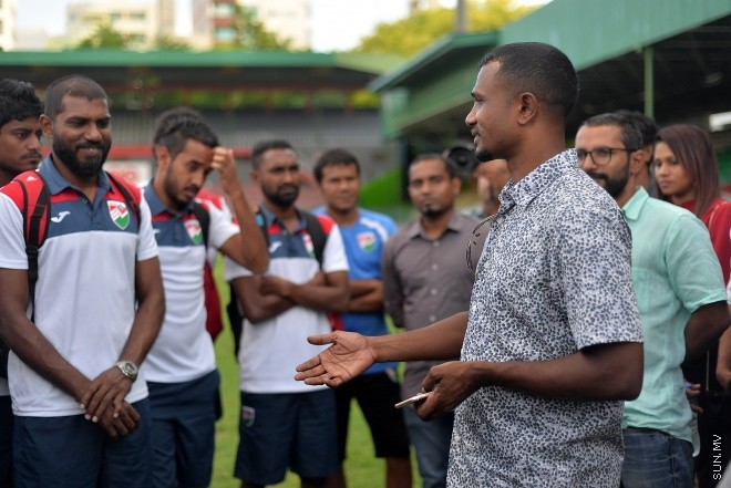 މެއި 31، 2016: އެފްއޭއެމްގެ ރައީސް ކަމުގެ މަގާމަށް މުހައްމަދު ތާރިގު (ޓޮމް) އިންތިހާބުވުމަށްފަހު ފުރަތަމަ ފަހަރަށް ގައުމީ ޓީމާ ބައްދަލު ކުރެއްވުން: ޓީމުގެ ކުޅުންތެރިންނަށް ހިތްވަރު ދެއްވައި ޔަމަންއާ ދެކޮޅަށް ކުޅޭ މެޗުގައި ކާމިޔާބު ހޯދުމަށް އެދިވަޑައިގެންނެވި-- ސަން ފޮޓޯ/ ޔޫސުފް ސޮފްވާން