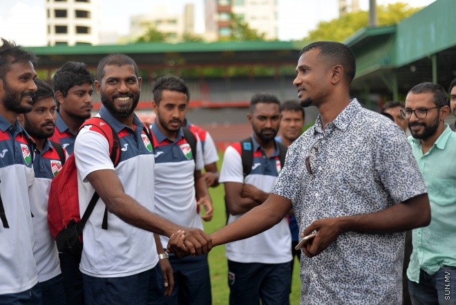 މެއި 31، 2016: އެފްއޭއެމްގެ ރައީސް ކަމުގެ މަގާމަށް މުހައްމަދު ތާރިގު (ޓޮމް) އިންތިހާބުވުމަށްފަހު ފުރަތަމަ ފަހަރަށް ގައުމީ ޓީމާ ބައްދަލު ކުރެއްވުން: ޓީމުގެ ކުޅުންތެރިންނަށް ހިތްވަރު ދެއްވައި ޔަމަންއާ ދެކޮޅަށް ކުޅޭ މެޗުގައި ކާމިޔާބު ހޯދުމަށް އެދިވަޑައިގެންނެވި-- ސަން ފޮޓޯ/ ޔޫސުފް ސޮފްވާން