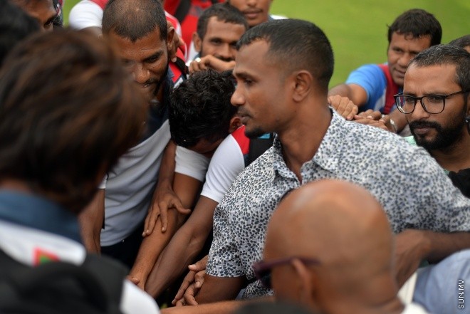 މެއި 31، 2016: އެފްއޭއެމްގެ ރައީސް ކަމުގެ މަގާމަށް މުހައްމަދު ތާރިގު (ޓޮމް) އިންތިހާބުވުމަށްފަހު ފުރަތަމަ ފަހަރަށް ގައުމީ ޓީމާ ބައްދަލު ކުރެއްވުން: ޓީމުގެ ކުޅުންތެރިންނަށް ހިތްވަރު ދެއްވައި ޔަމަންއާ ދެކޮޅަށް ކުޅޭ މެޗުގައި ކާމިޔާބު ހޯދުމަށް އެދިވަޑައިގެންނެވި-- ސަން ފޮޓޯ/ ޔޫސުފް ސޮފްވާން