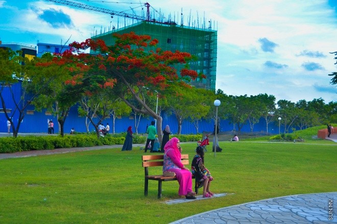ޒުވާނުންނާއި އާއިލާތަކަށް ހާއްސަކޮށްގެން ޒަމާނީގޮތަކަށް ހަދައި މިމަހު 22 ވަނަ ދުވަހު ހުޅުމާލެގައި ހޮޅުވި ހުޅުމާލެ ސެންޓްރަލް ޕާކް.
 މި ޕާކަކީ ވަރަށް ހިތްގައިމު ފެހި ޕާކެކެވެ. ބްރިޖަކާއި ފެން ގަނޑެއްގެ އިތުރުން މީހުން އިށީނދެ ތިބެވޭގޮތަށް ގޮނޑިތައް ބަހައްޓާފައިވެއެވެ.--- ސަން ފޮޓޯ: މުހަންމަދު އަފްރާހް
