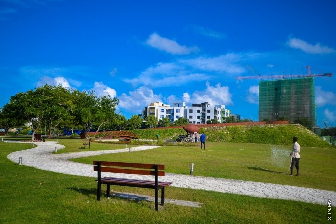 ޒުވާނުންނާއި އާއިލާތަކަށް ހާއްސަކޮށްގެން ޒަމާނީގޮތަކަށް ހަދައި މިމަހު 22 ވަނަ ދުވަހު ހުޅުމާލެގައި ހޮޅުވި ހުޅުމާލެ ސެންޓްރަލް ޕާކް.
 މި ޕާކަކީ ވަރަށް ހިތްގައިމު ފެހި ޕާކެކެވެ. ބްރިޖަކާއި ފެން ގަނޑެއްގެ އިތުރުން މީހުން އިށީނދެ ތިބެވޭގޮތަށް ގޮނޑިތައް ބަހައްޓާފައިވެއެވެ.--- ސަން ފޮޓޯ: މުހަންމަދު އަފްރާހް

