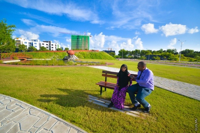 ޒުވާނުންނާއި އާއިލާތަކަށް ހާއްސަކޮށްގެން ޒަމާނީގޮތަކަށް ހަދައި މިމަހު 22 ވަނަ ދުވަހު ހުޅުމާލެގައި ހޮޅުވި ހުޅުމާލެ ސެންޓްރަލް ޕާކް.
 މި ޕާކަކީ ވަރަށް ހިތްގައިމު ފެހި ޕާކެކެވެ. ބްރިޖަކާއި ފެން ގަނޑެއްގެ އިތުރުން މީހުން އިށީނދެ ތިބެވޭގޮތަށް ގޮނޑިތައް ބަހައްޓާފައިވެއެވެ.--- ސަން ފޮޓޯ: މުހަންމަދު އަފްރާހް
