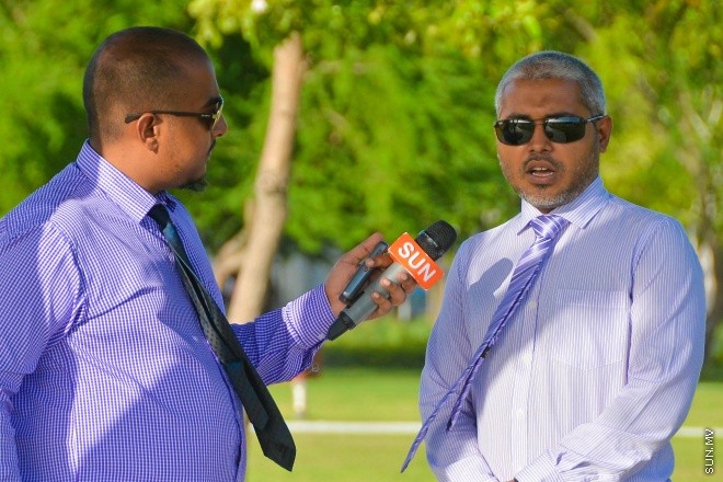 އެޗްޑީސީ މެނޭޖިން ޑިރެކްޓަރު ސައިމަން ސަން އަށް އިންޓަވިއު ދެއްވަނީ-- ސަން ފޮޓޯ: މުހައްމަދު އަފްރާހް