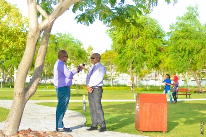 އެޗްޑީސީ މެނޭޖިން ޑިރެކްޓަރު ސައިމަން ސަން އަށް އިންޓަވިއު ދެއްވަނީ-- ސަން ފޮޓޯ: މުހައްމަދު އަފްރާހް