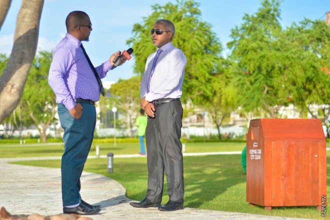 އެޗްޑީސީ މެނޭޖިން ޑިރެކްޓަރު ސައިމަން ސަން އަށް އިންޓަވިއު ދެއްވަނީ-- ސަން ފޮޓޯ: މުހައްމަދު އަފްރާހް