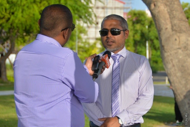 އެޗްޑީސީ މެނޭޖިން ޑިރެކްޓަރު ސައިމަން ސަން އަށް އިންޓަވިއު ދެއްވަނީ-- ސަން ފޮޓޯ: މުހައްމަދު އަފްރާހް