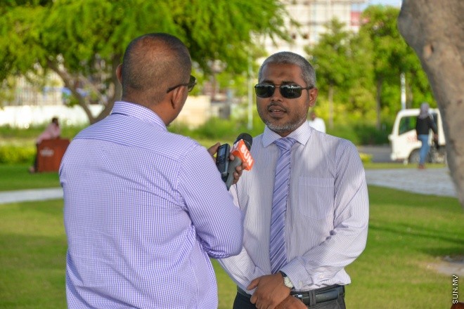 އެޗްޑީސީ މެނޭޖިން ޑިރެކްޓަރު ސައިމަން ސަން އަށް އިންޓަވިއު ދެއްވަނީ-- ސަން ފޮޓޯ: މުހައްމަދު އަފްރާހް