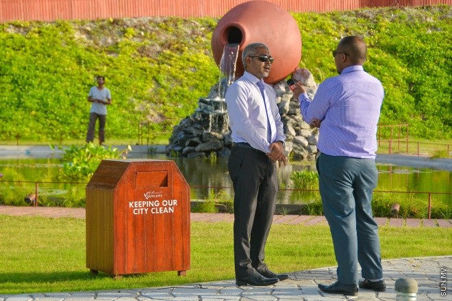 އެޗްޑީސީ މެނޭޖިން ޑިރެކްޓަރު ސައިމަން ސަން އަށް އިންޓަވިއު ދެއްވަނީ-- ސަން ފޮޓޯ: މުހައްމަދު އަފްރާހް