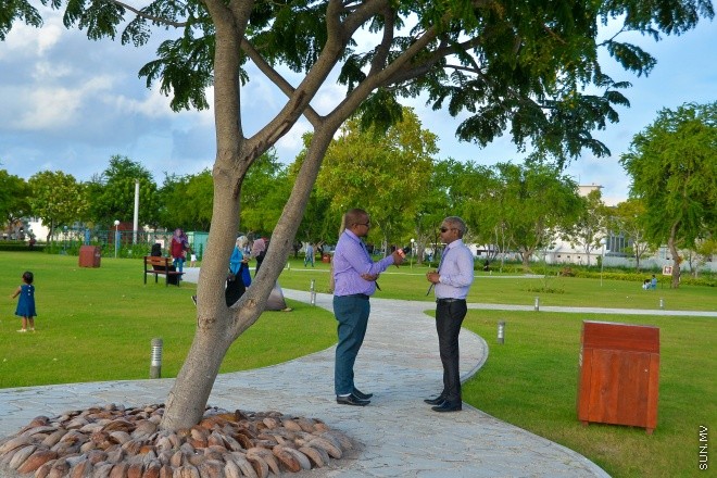 އެޗްޑީސީ މެނޭޖިން ޑިރެކްޓަރު ސައިމަން ސަން އަށް އިންޓަވިއު ދެއްވަނީ-- ސަން ފޮޓޯ: މުހައްމަދު އަފްރާހް