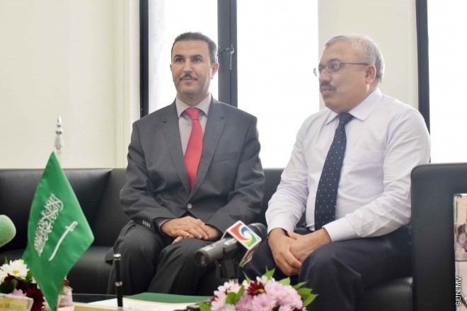 ސައުދީ އަރަބިއްޔާ އިން ރާއްޖެ އަށް ހަދިޔާކުރި 50 ޓަނުގެ ކަދުރު ހަވާލުކުރުމަށް ސައުދީ އެމްބަސީގައި ބޭއްވި ހަފްލާގެ ތެރެއިން: ރާއްޖޭގެ ފަރާތުން ކަދުރުތަކާއި ހަވާލުވެވަޑައިގަތީ ފިނޭންސް މިނިސްޓަރު އަބްދުﷲ ޖިހާދު -- ސަން ފޮޓޯ/ ފަޔާޒު މޫސާ