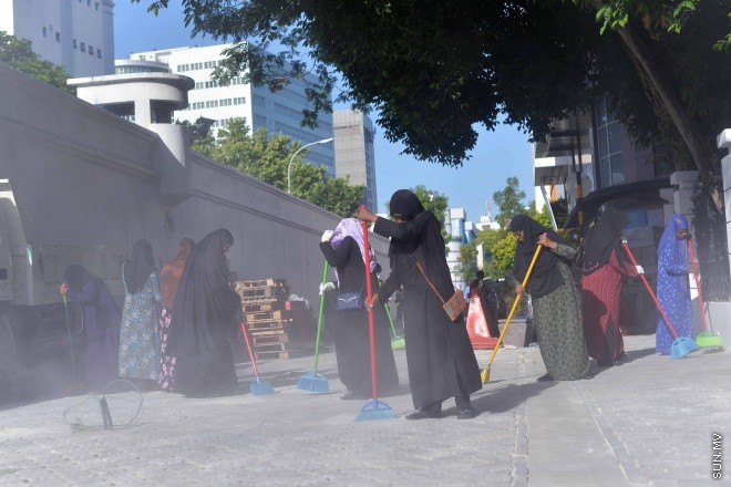 އިސްލާމީ މަރުކަޒު ސަރަހައްދުގައި މާބުލް ޖަހައި އަލުން ހުޅުވުމަށް ވާންޖެހޭ ފަހުގެ ތައްޔާރީތައްވުން -- ސަން ފޮޓޯ/ ފަޔާޒު މޫސާ