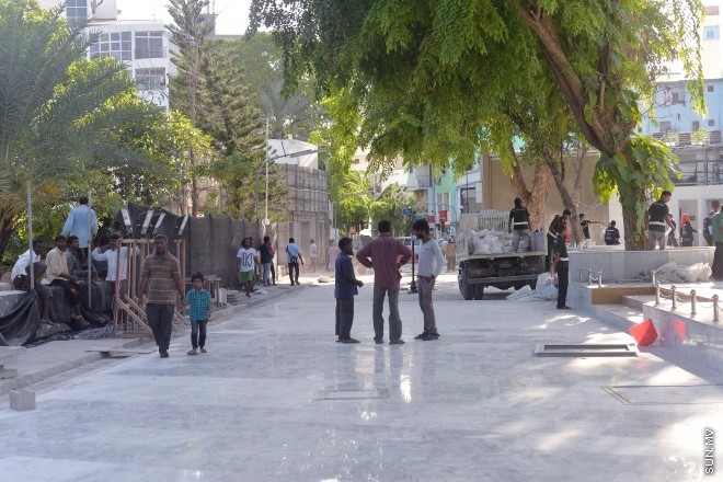 އިސްލާމީ މަރުކަޒު ސަރަހައްދުގައި މާބުލް ޖަހައި އަލުން ހުޅުވުމަށް ވާންޖެހޭ ފަހުގެ ތައްޔާރީތައްވުން -- ސަން ފޮޓޯ/ ފަޔާޒު މޫސާ