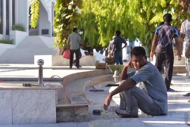 އިސްލާމީ މަރުކަޒު ސަރަހައްދުގައި މާބުލް ޖަހައި އަލުން ހުޅުވުމަށް ވާންޖެހޭ ފަހުގެ ތައްޔާރީތައްވުން -- ސަން ފޮޓޯ/ ފަޔާޒު މޫސާ