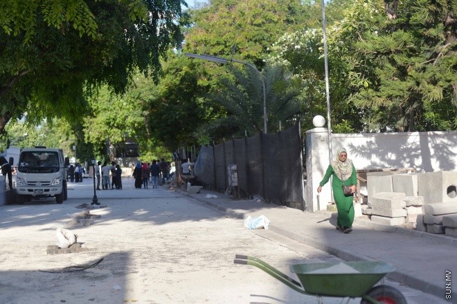 އިސްލާމީ މަރުކަޒު ސަރަހައްދުގައި މާބުލް ޖަހައި އަލުން ހުޅުވުމަށް ވާންޖެހޭ ފަހުގެ ތައްޔާރީތައްވުން -- ސަން ފޮޓޯ/ ފަޔާޒު މޫސާ