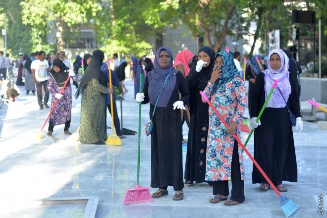 އިސްލާމީ މަރުކަޒު ސަރަހައްދުގައި މާބުލް ޖަހައި އަލުން ހުޅުވުމަށް ވާންޖެހޭ ފަހުގެ ތައްޔާރީތައްވުން -- ސަން ފޮޓޯ/ ފަޔާޒު މޫސާ
