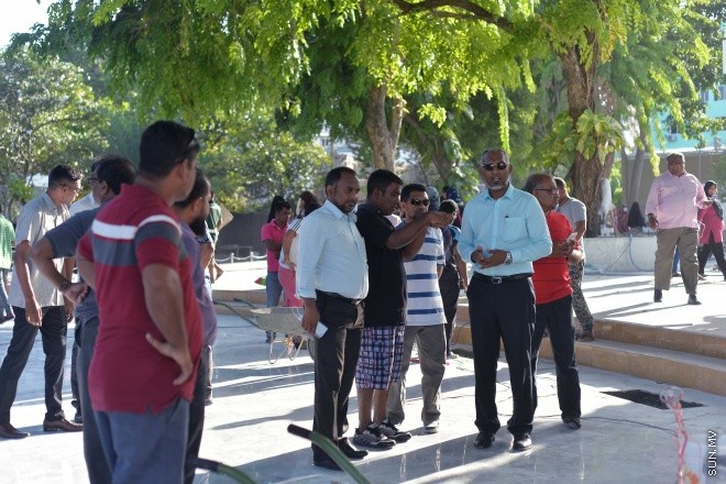އިސްލާމީ މަރުކަޒު ސަރަހައްދުގައި މާބުލް ޖަހައި އަލުން ހުޅުވުމަށް ވާންޖެހޭ ފަހުގެ ތައްޔާރީތައްވުން -- ސަން ފޮޓޯ/ ފަޔާޒު މޫސާ