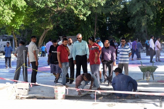 އިސްލާމީ މަރުކަޒު ސަރަހައްދުގައި މާބުލް ޖަހައި އަލުން ހުޅުވުމަށް ވާންޖެހޭ ފަހުގެ ތައްޔާރީތައްވުން -- ސަން ފޮޓޯ/ ފަޔާޒު މޫސާ