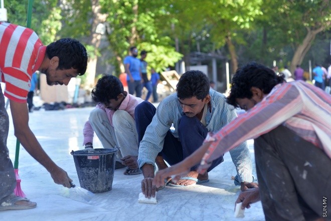 އިސްލާމީ މަރުކަޒު ސަރަހައްދުގައި މާބުލް ޖަހައި އަލުން ހުޅުވުމަށް ވާންޖެހޭ ފަހުގެ ތައްޔާރީތައްވުން -- ސަން ފޮޓޯ/ ފަޔާޒު މޫސާ