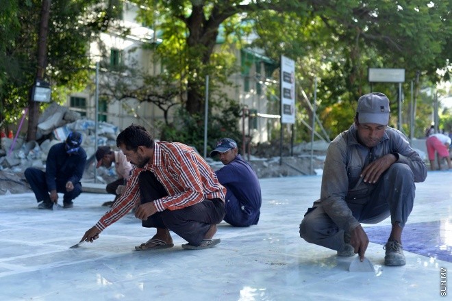 އިސްލާމީ މަރުކަޒު ސަރަހައްދުގައި މާބުލް ޖަހައި އަލުން ހުޅުވުމަށް ވާންޖެހޭ ފަހުގެ ތައްޔާރީތައްވުން -- ސަން ފޮޓޯ/ ފަޔާޒު މޫސާ