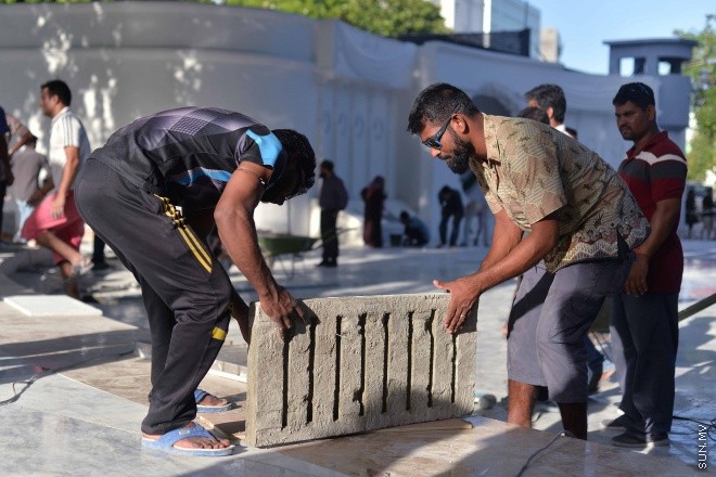 އިސްލާމީ މަރުކަޒު ސަރަހައްދުގައި މާބުލް ޖަހައި އަލުން ހުޅުވުމަށް ވާންޖެހޭ ފަހުގެ ތައްޔާރީތައްވުން -- ސަން ފޮޓޯ/ ފަޔާޒު މޫސާ