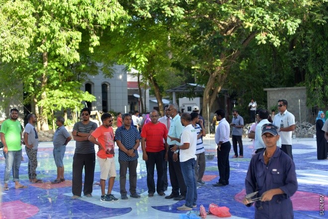 އިސްލާމީ މަރުކަޒު ސަރަހައްދުގައި މާބުލް ޖަހައި އަލުން ހުޅުވުމަށް ވާންޖެހޭ ފަހުގެ ތައްޔާރީތައްވުން -- ސަން ފޮޓޯ/ ފަޔާޒު މޫސާ