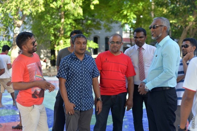 އިސްލާމީ މަރުކަޒު ސަރަހައްދުގައި މާބުލް ޖަހައި އަލުން ހުޅުވުމަށް ވާންޖެހޭ ފަހުގެ ތައްޔާރީތައްވުން -- ސަން ފޮޓޯ/ ފަޔާޒު މޫސާ